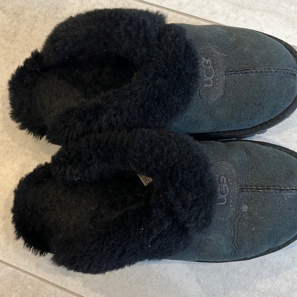 UGG slipper black